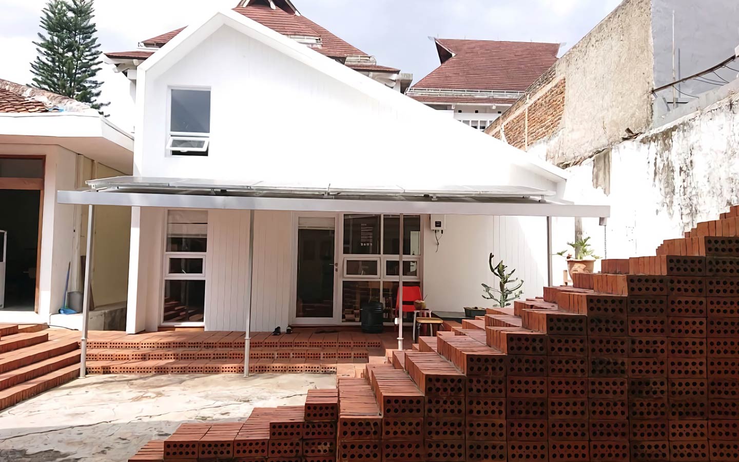 COLORBOND® Off White Sayana House.jpg